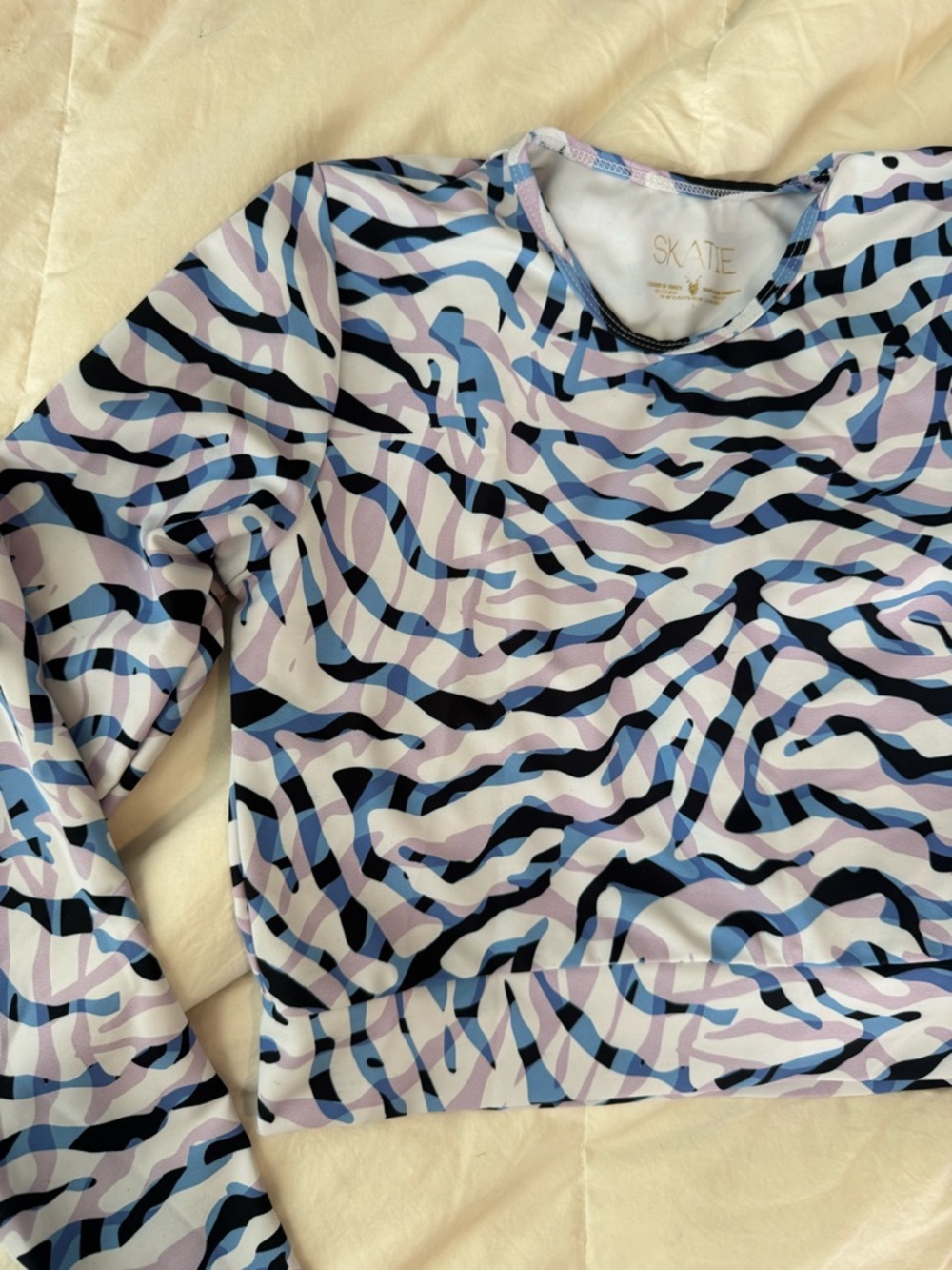 SKATIE SWIMWEAR Abstract Wave Long Sleeve Crop Top / Rash guard - Picture 3 of 3